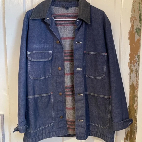 VINTAGE CHORE COAT!!! UNBRANDED, CONTRAST STITCHED DENIM. SZ M